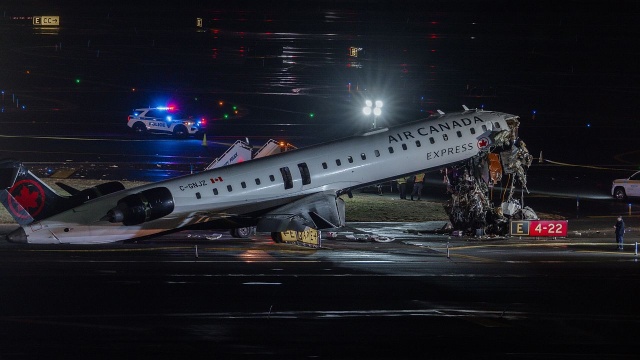 W Nowym Jorku dwie osoby zginęły w zderzeniu samolotu z wozem strażackim na lotnisku La Guardia. Kilkanaście osób zostało rannych.