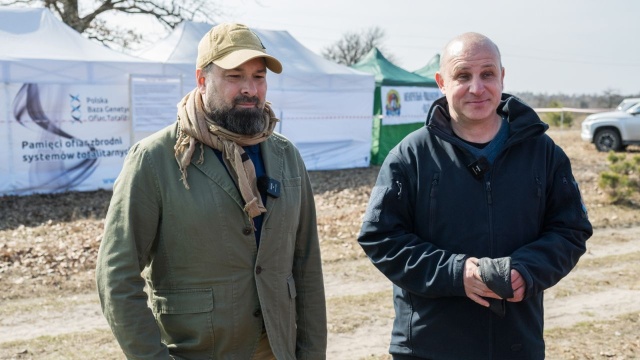 W Ugłach na Wołyniu w poniedziałek, w pierwszym dniu poszukiwań miejsc pochówków Polaków zamordowanych w maju 1943 r., znaleziono pierwsze szczątki ludzkie, ale według mieszkańców pochodzą one z grobów dawnych osadników niemieckich. Polska mogiła zbiorowa ma się znajdować się w bezpośrednim sąsiedztwie.