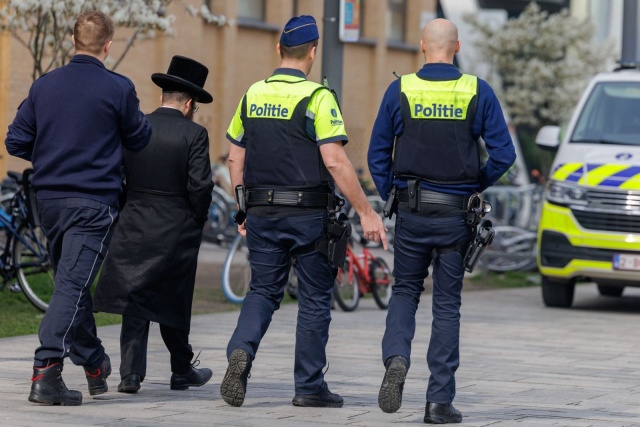 Wojsko rozpoczęło w poniedziałek regularne patrole na ulicach stolicy dwóch największych miast Belgii - Brukseli i Antwerpii. Powodem, jak podał portal Brussels Times, są obawy o bezpieczeństwo w miejscach często odwiedzanych przez społeczność żydowską, w tym synanog i szkół.
