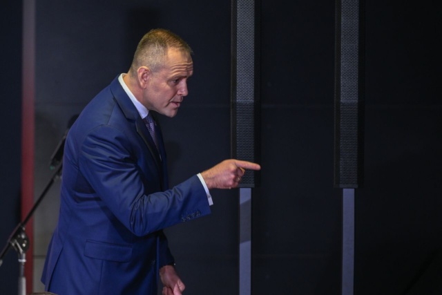 Komentatorzy mówią o przekroczeniu norm i naśladowaniu Donalda Trumpa. Prezydent Karol Nawrocki po konferencji w Przemyślu wdał się w utarczkę słowną z dziennikarzem TVN.