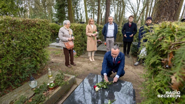 - To hołd dla tych, którzy w okresie okupacji niemieckiej, mimo grożącej kary śmierci, zdecydowali się pomóc współobywatelom narodowości żydowskiej - powiedział Krzysztof Męciński, dyrektor szczecińskiego oddziału IPN.