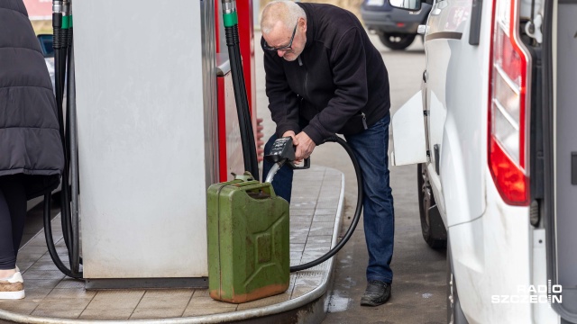 Szału już nie ma, długich kolejek też nie - Niemcy przestali masowo odwiedzać stacje paliw po polskiej stronie. Powód Niewielka różnica w cenie. Sytuację w Lubieszynie sprawdzał nasz reporter Tomasz Domański.