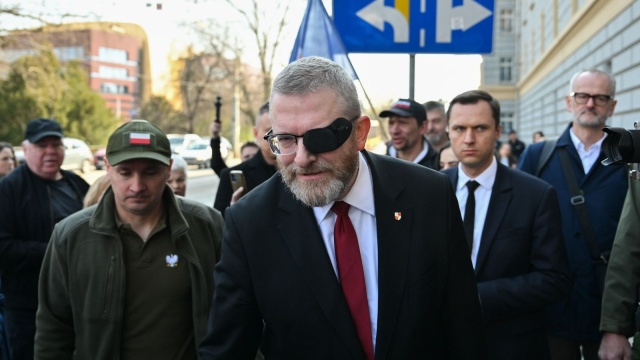 Komisja prawna Parlamentu Europejskiego za pozbawieniem Grzegorza Brauna immunitetu. Ostateczną decyzję w tej sprawie podejmą deputowani na sesji plenarnej.