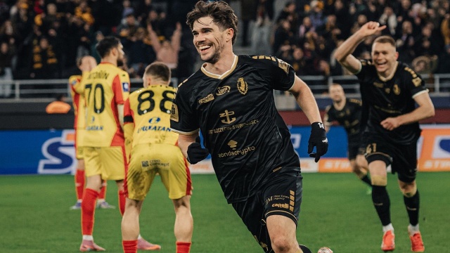 30-letni piłkarz doznał poważnej kontuzji podczas wtorkowego treningu szczecińskiej drużyny. Hiszpan prawdopodobnie doznał urazu ścięgna Achillesa.