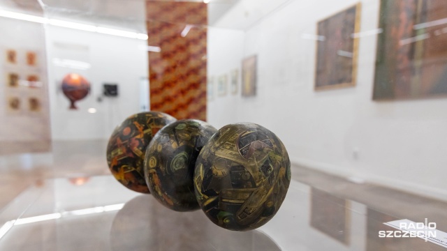 Obrazy olejne, grafiki i tkaniny rodem z Afryki można zobaczyć na nowej wystawie w Muzeum Sztuki Współczesnej przy ulicy Staromłyńskiej w Szczecinie.