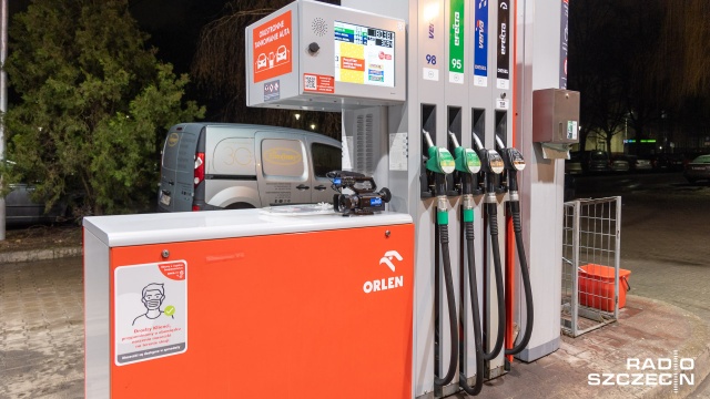 Rząd zapowiada szybkie działania w sprawie rosnących cen paliw. W najbliższych godzinach i dniach mają o tym rozmawiać ministrowie, a decyzje mogą zapaść jeszcze w tym tygodniu.