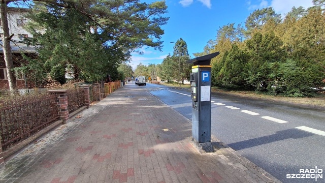 Koniec parkingowej wolnej amerykanki w Świnoujściu. Mieszkańcy zaparkują za darmo, turyści zapłacą. Samorząd znalazł rozwiązanie na nadmiar pojazdów w dzielnicy nadmorskiej.