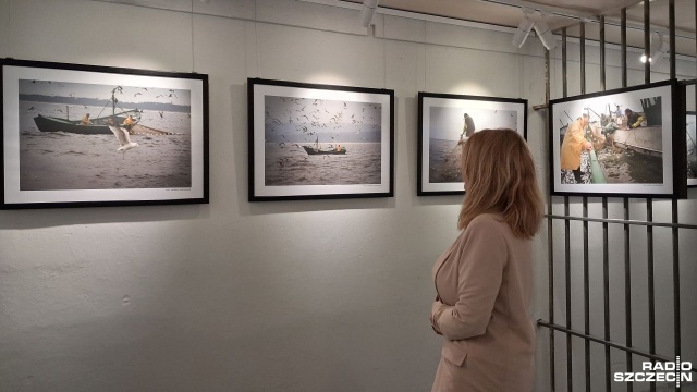 Praca rybaków na pełnym morzu od kulis i to bez wychodzenia z domu. W Muzeum Rybołówstwa Morskiego w Świnoujściu rusza wystawa Andrzeja Andrzejczaka Życie na morzu.