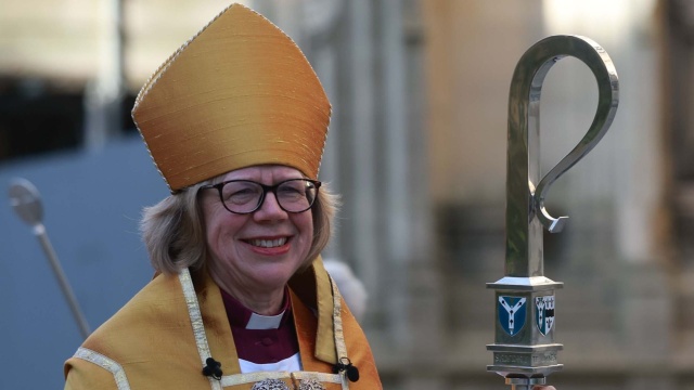 Wybór Sarah Mullally na arcybiskupa Canterbury wywołał falę entuzjazmu w Wielkiej Brytanii - dla wielu to długo oczekiwany znak zmian i większej równości. Jednocześnie część wiernych przyjęła tę decyzję z pewną rezerwą, co pokazuje, że nie wszyscy są gotowi na tak wyraźną zmianę w kierunku, w jakim podąża Kościół.