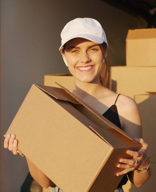 Zakup online nie kończy się w chwili zatwierdzenia transakcji. Właśnie wtedy zaczyna się jeden z najbardziej kluczowych i emocjonalnie naładowanych etapów całej przygody zakupowej: dostawa paczki.