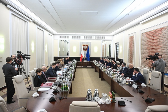 Nadzwyczajnie posiedzenie Rady Ministrów rozpoczęło się po 18. Rząd przyjął na nim zapowiadany po południu przez premiera pakiet decyzji CPN, czyli Ceny Paliwa Niżej. Projekty jeszcze w czwartek trafią do Sejmu.