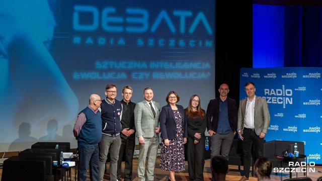 Zamiast bać się sztucznej inteligencji, musimy nauczyć się z niej korzystać - wskazują eksperci z dzieciny rozwoju technologii. Podczas debaty w Radiu Szczecin Sztuczna Inteligencja - ewolucja czy rewolucja goście rozmawiali o najszęstrzych obawach dotyczących AI.