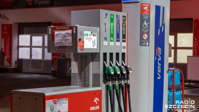We wtorek mają być widoczne obniżki cen paliw na stacjach. W weekend minister finansów podpisał rozporządzenia obniżające VAT i akcyzę na paliwa.