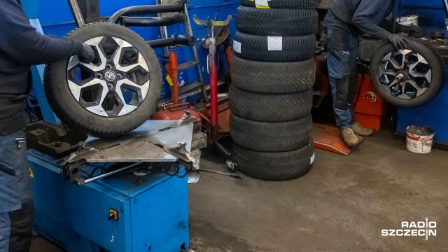 Synoptycy zapowiadają wzrost temperatur. Wielu kierowców zdecydowało się na wymianę opon zimowych na letnie. Przed serwisami opon są już widoczne kolejki, choć pracownicy mówią, że największy ruch dopiero przed nimi.
