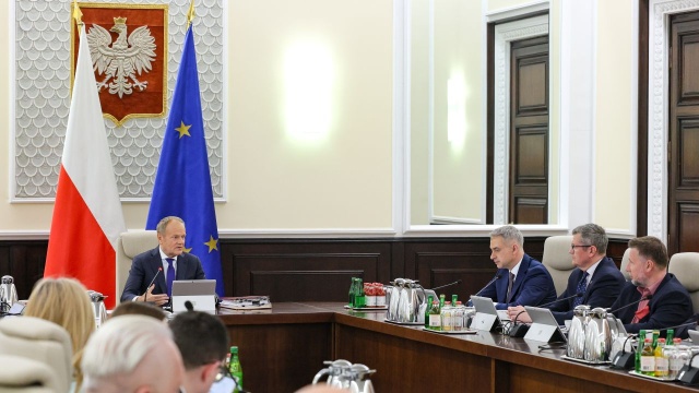 Premier Donald Tusk zlecił ministrom monitorowanie tak zwanej turystyki paliwowej. Po interwencji rządu, ceny na stacjach benzynowych spadły o ponad złotówkę.