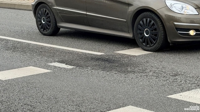 Kolejne ubytki i wykruszenia na ulicy Szafera w Szczecinie. Do ich powstania przyczyniła się nie tylko sroga zima, ale i wymagająca szczególnej pielęgnacji nawierzchnia - informują Tramwaje Szczecińskie, które nadzorowały tę inwestycję.