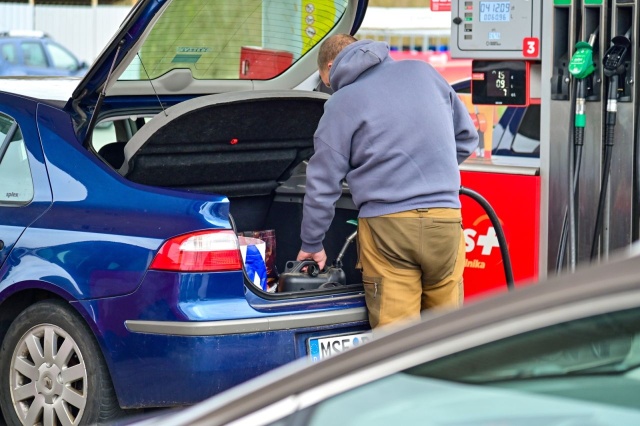 Nie tylko niemieccy, ale i czescy kierowcy tankują w Polsce. Za benzynę i olej napędowy płacą od wtoreku zauważalnie mniej niż w swoich krajach.