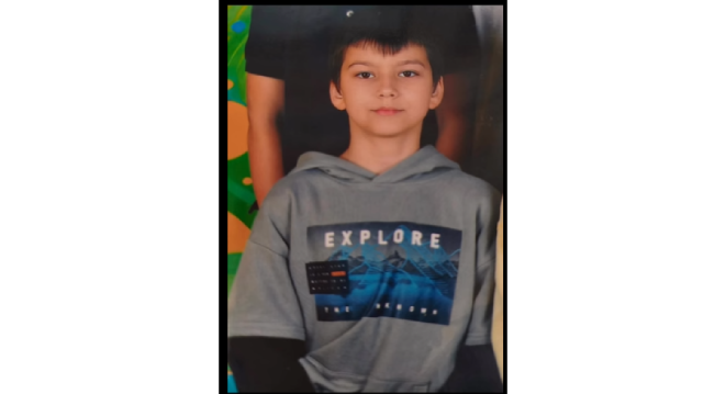 10-letni Fabian Zieliński nie dotarł rano do szkoły i nie wrócił do domu. Chłopiec miał na sobie czerwoną kurtkę, czarne spodnie i czarne buty.