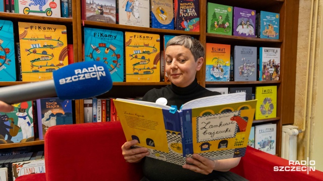 Na czerwonej kanapie zaczyna się przygoda z czytaniem. W Szczecinie trwa Międzynarodowy Dzień Książki dla Dzieci, organizowany z okazji rocznicy urodzin Hansa Christiana Andersena.