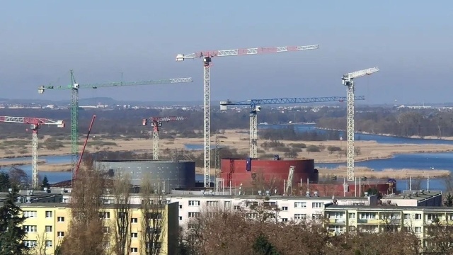 Trwa budowa bazy paliwowej w Podjuchach, okoliczni mieszkańcy są zaniepokojeni.