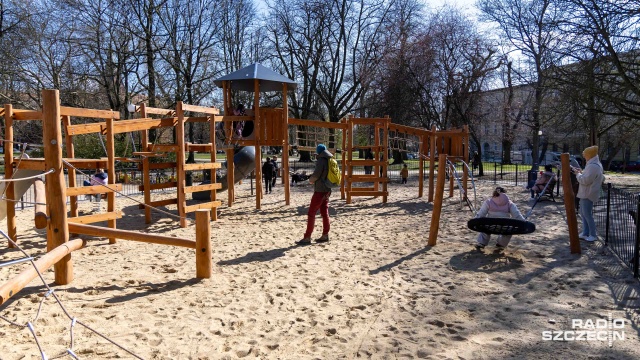 Plac zabaw w parku Generała Władysława Andersa w Szczecinie otwarty, choć... na razie nieoficjalnie, przez najmłodszych.