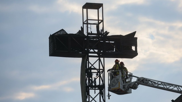 Płonie papieski krzyż przy kościele pod wezwaniem św. Maksymiliana Kolbego przy ulicy Rzymowskiego w Warszawie.