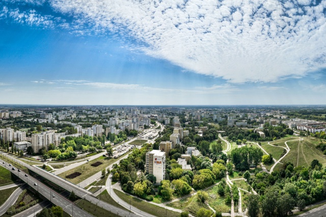 Ursynów to zielona i świetnie skomunikowana dzielnica Warszawy, idealna dla rodzin, singli i inwestorów. Bogata oferta mieszkań obejmuje zarówno kawalerki, jak i przestronne apartamenty, dostępne zarówno z rynku pierwotnego, jak i wtórnego.