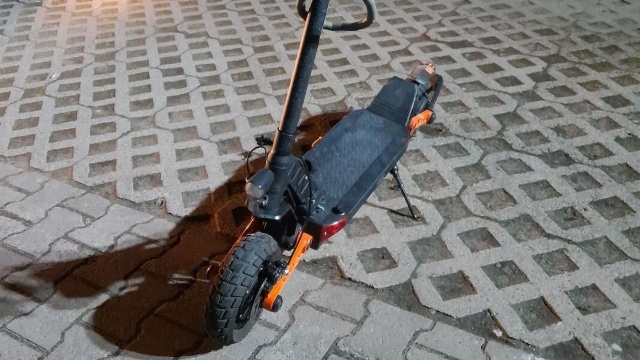 Nieszczęśliwy wypadek na hulajnodze elektrycznej na ulicy Sekutowicza w Lublinie. Nie żyje 26-latka, która w wyniku gwałtownego hamowania przewróciła się i uderzyła głową o kostkę brukową.