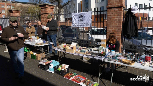 Wozy strażackie i policyjne, grill i kiermasz książki - wszystkie te atrakcje w szczytnym celu: w szczecińskiej Agencji Mienia wojskowego przy ul. Sambora trwa Kiermasz Charytatywny Paczka Dla Bohatera.