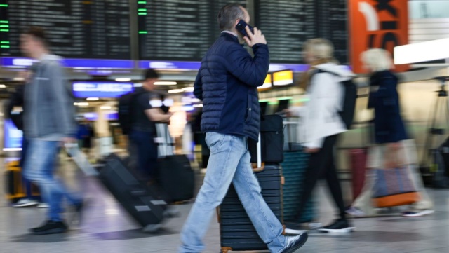 Piloci Lufthansy rozpoczęli w poniedziałek po północy strajk, który ma potrwać do wtorku. Niemiecki przewoźnik planuje odwołać setki lotów, najbardziej dotknięte mają zostać lotniska w Monachium i Frankfurcie nad Menem. Odwoływane loty dotyczyć będą prawdopodobnie także połączeń do i z Polski.