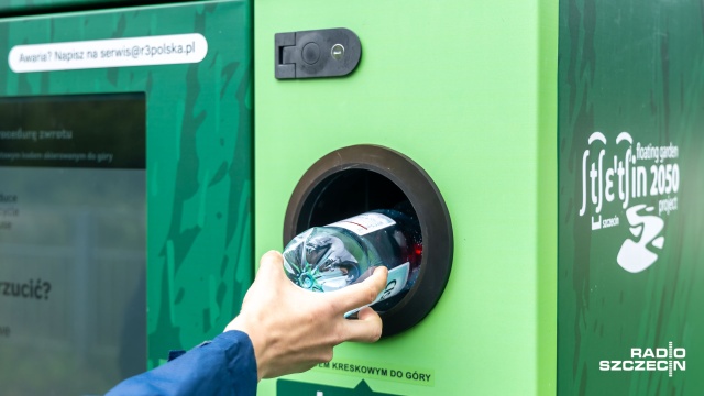 Od początku funkcjonowania systemu kaucyjnego w Polsce zebranych zostało 520 mln opakowań - poinformowała w poniedziałek wiceministra klimatu i środowiska Anita Sowińska. Dodała, że liczba zbieranych puszek i butelek rośnie.