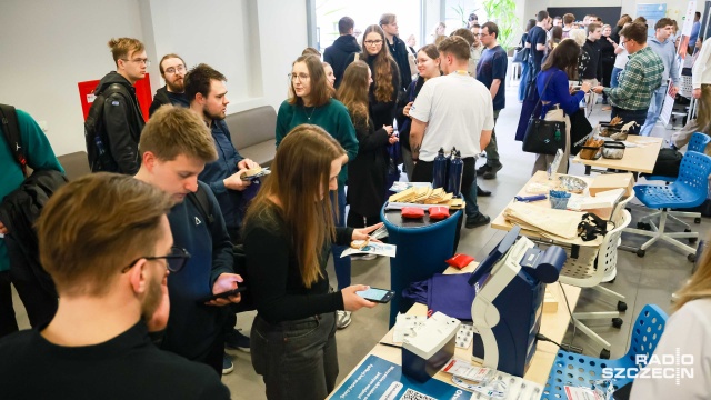 Rozmowy z rekruterami, pytania o staże, praktyki i oferty pracy. Studenci i absolwenci ZUT-u oraz pracodawcy spotkali się w Regionalnym Centrum Innowacji i Transferu Technologii na Targach Pracy.