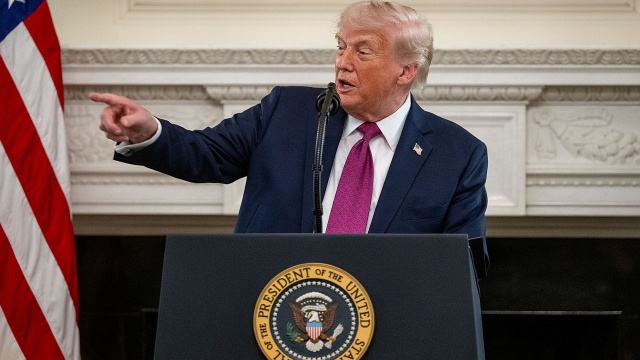 Prezydent Donald Trump rozkazał marynarce wojennej USA otwierać ogień do każdej irańskiej łodzi próbującej minować Cieśninę Ormuz. Ogłosił też, że cieśnina jest szczelnie zamknięta do czasu zawarcia porozumienia z Iranem.