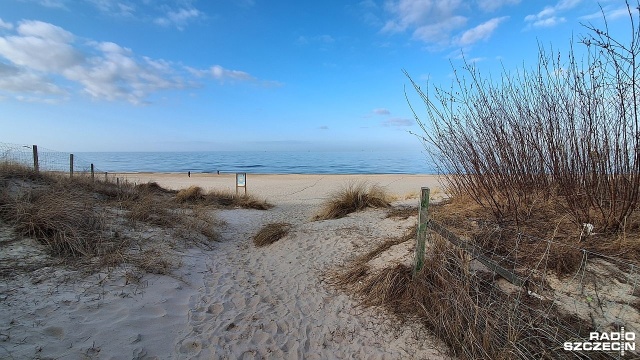 Plażowicze mogą planować wakacje. Radni Świnoujścia oficjalnie zatwierdzili listę kąpielisk, które będą strzeżone w sezonie letnim 2026.