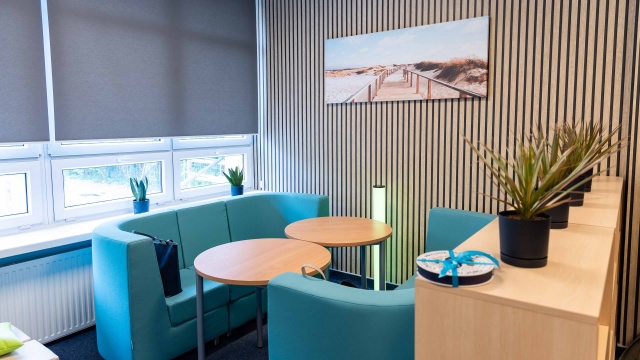 Potrzebują tej przestrzeni, bo jak sami twierdzą mierzą się z dużym przebodźcowaniem. Uczniowie Szkoły Podstawowej nr 61 w Szczecinie mogą korzystać ze specjalnej sali nazwanej Strefą ciszy.