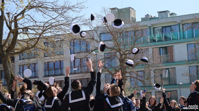 Maturzyści w całym kraju odbierają świadectwa ukończenia szkoły. W Kołobrzegu nie mogło zabraknąć uroczystości w morskim klimacie.