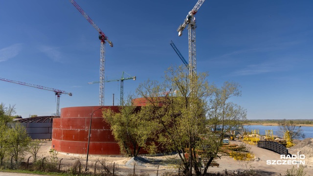 Chcą nie tylko jej zatrzymania, ale także rozbiórki. Radni Koalicji Obywatelskiej w Szczecinie zapowiadają, że złożą zawiadomienia - do prokuratury i policji w sprawie budowy bazy paliw w Podjuchach.