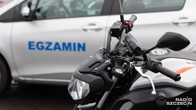 Ministerstwo Infrastruktury rozważa zmiany w egzaminach na prawo jazdy, które mają dostosować polskie przepisy do unijnych regulacji.