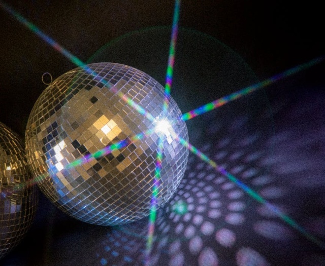 Silent disco to format imprezy, który odwraca logikę klasycznej dyskoteki - zamiast wspólnych głośników każdy uczestnik słucha muzyki przez własne słuchawki bezprzewodowe, wybierając spośród kilku dostępnych kanałów. Z zewnątrz wygląda to jak sala pełna tańczących ludzi w ciszy. W środku - pełna impreza z muzyką, do której nikt z zewnątrz nie ma dostępu. Ten format podbił eventy firmowe, wesela i festiwale plenerowe na całym świecie, a w Polsce zyskuje popularność szczególnie szybko.