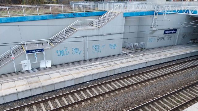 Wandale wymalowali ściany na przystanku kolejowym Szczecin Łękno, uszkodzili też tablice informacyjne.