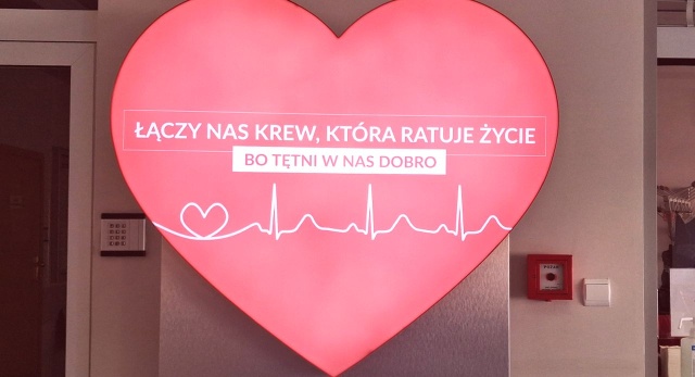 Przedłużone weekendy i urlopy to czas, w którym drastycznie spada liczba dawców, a centra krwiodawstwa są puste. Rośnie za to zapotrzebowanie na krew ze względu na liczne wypadki.