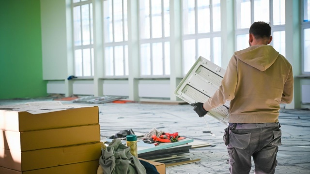 Trwa kompleksowa modernizacja sali gimnastycznej w Szkole Podstawowej nr 2 w Stargardzie. Wymieniono instalację elektryczną, odnowiono ściany i sufit. Przed wykonawcą jeszcze renowacja parkietu.