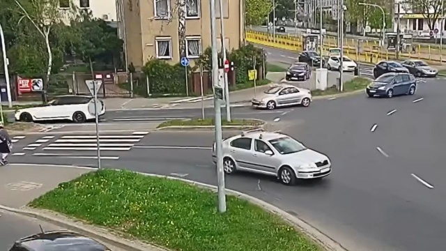 Policjanci otrzymali zgłoszenie o jadącym z nadmierną prędkością aucie. W środku było dwóch mężczyzn. Ignorowali oni sygnały świetlne i dźwiękowe, przejeżdżali na czerwonym świetle, jechali chodnikami i drogą dla rowerów, a także doprowadzili do stłuczki z innymi pojazdami.