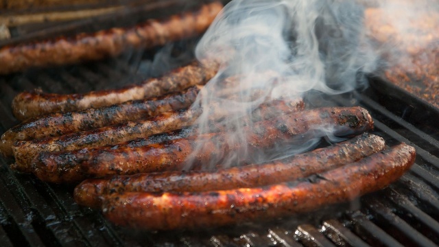 Majówka i grill są nierozłączne - mówią Szczecinianie. Nie wszędzie w mieście można legalnie i bezpiecznie rozpalić ogień.