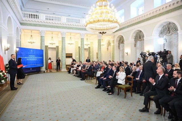 Prezydent Karol Nawrocki wręczył odznaczenia przedstawicielom Polonii.