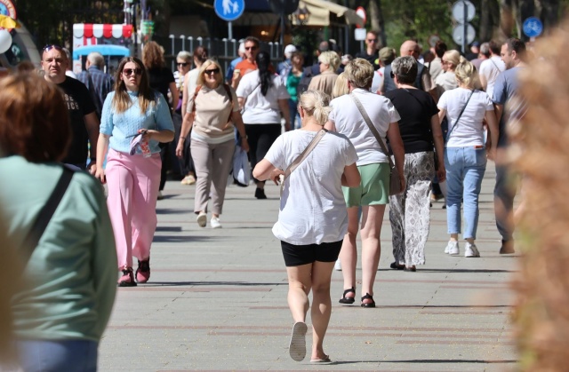 Turyści korzystają z pogody nad Bałtykiem