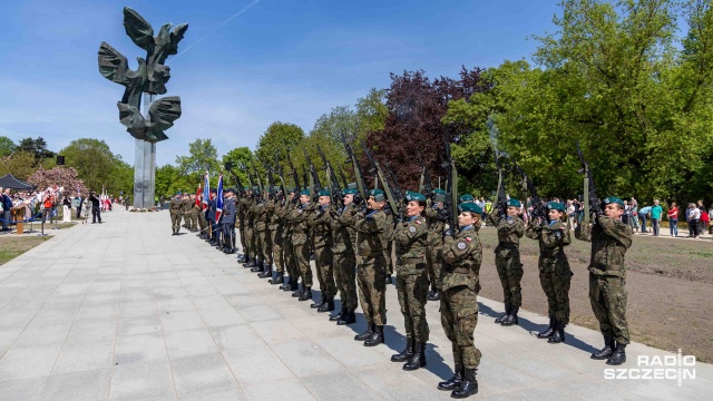 Morze kotylionów, flag i pamięci. Szczecin świętuje 235. rocznicę uchwalenia Konstytucji 3 Maja.