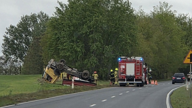 Na początek informacje dla kierowców - auto wypadło z drogi i dachowało na polu. Do zdarzenia doszło na drodze krajowej nr 20 między Drawskiem Pomorskim i Suliszewem.