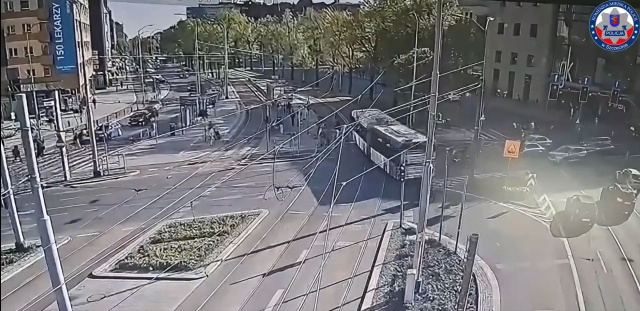 Rozpędzony miejski autobus o mało nie potrącił pieszych na przejściu w Szczecinie.