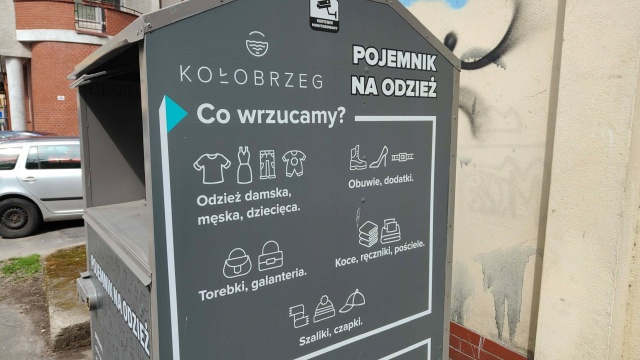 Urzędnicy chcą ułatwić mieszkańcom segregację odpadów. Od początku 2025 roku stare ubrania nie mogą trafiać już do kosza z odpadami zmieszanymi, a muszą być wyrzucane osobno.